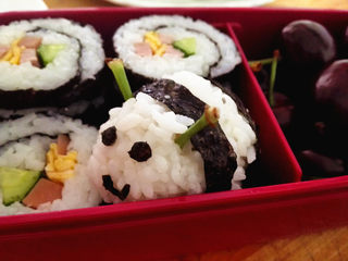 12、幸福的紫菜包饭,如此装饰一下，一个食盒就准备好了。