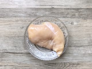 1、凉拌香辣鸡丝,鸡胸肉一块洗净