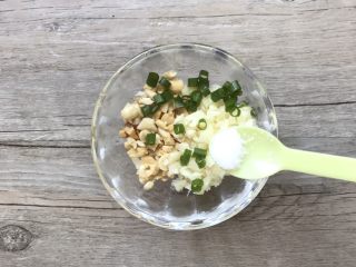 9、凉拌香辣鸡丝,根据家人口味加少许盐