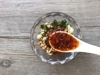 13、凉拌香辣鸡丝,自制辣油加3汤匙,喜欢加鸡精的可以加少许