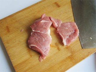 2、自制开胃下饭的沙茶肉末酱,先切成薄片，再用刀背剁一剁，让肉更有嚼劲