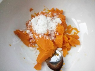 1、蝴蝶馒头,南瓜蒸熟取出加白糖压成泥