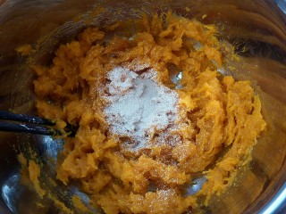 2、蝴蝶馒头,放温加酵母搅匀