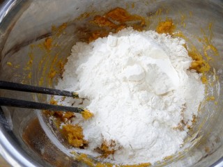 3、蝴蝶馒头,加面粉搅拌