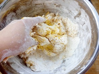 4、蝴蝶馒头,最好用手搅拌，促使面粉和南瓜泥融合，用手才能感觉面团的软硬程度