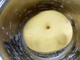 5、蝴蝶馒头,揉到不粘手，稍硬的光滑面团盖保鲜膜醒十几分钟