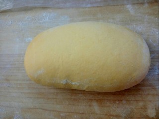 6、蝴蝶馒头,取出面团放案板上撒干面粉揉匀