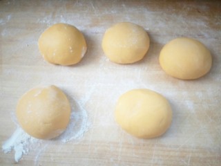 7、蝴蝶馒头,切成小剂子