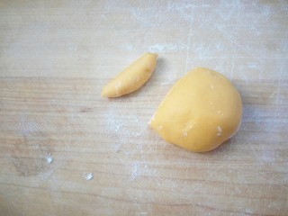 8、蝴蝶馒头,取一个剂子切出一小块备用