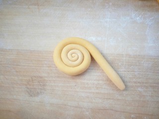 10、蝴蝶馒头,一头开始往里卷，如图