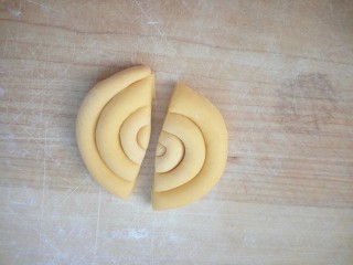 12、蝴蝶馒头,用刀从中间切开