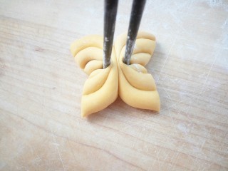 14、蝴蝶馒头,用筷子中间夹一下