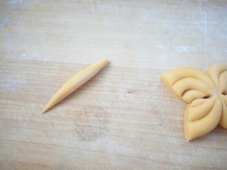 15、蝴蝶馒头,小块的面团搓成一头尖的长条