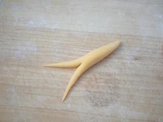 16、蝴蝶馒头,用刀切一下，触角就完成了，长长的触角更漂亮