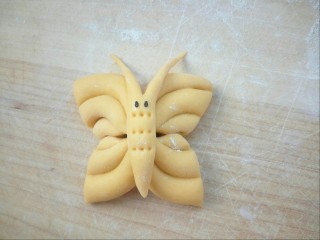 17、蝴蝶馒头,放在蝴蝶的中间位置，黑芝麻做眼睛，用梳子在腹部压出花纹，漂亮的蝴蝶就做好了