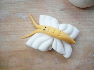 18、蝴蝶馒头,还做了只白色的（这是做小鸟的面团????????）都做好后盖布醒发到2倍大，开水锅蒸20分钟，再焖5分钟
