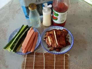 1、鸡肉寿司,腌制过的鸡胸肉油锅里榨至两面金黄，然后出锅切成条状，青瓜和香肠也切成条状