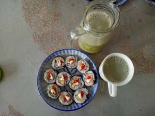 4、鸡肉寿司,最后把寿司切成一段一段装盘就可以了