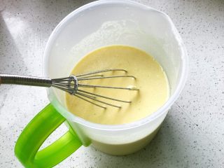 5、快手营养早餐09,面糊里加适量的白砂糖、食盐、胡椒粉，用手动打蛋器搅打面糊至没有颗粒，静置一会儿，让它充分溶解；