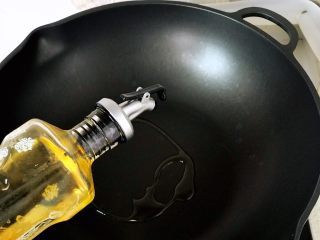 12、快手营养早餐09,不粘锅内倒油，中小火；