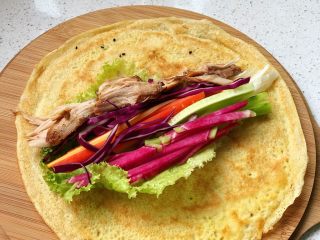 17、快手营养早餐09,接着码上黄瓜条、胡萝卜丝、心里美萝卜丝、紫甘蓝丝、鸡腿肉；