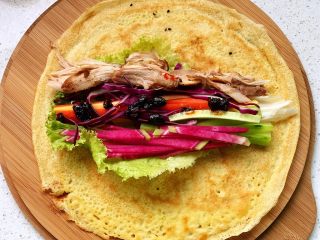 18、快手营养早餐09,再放一勺老干妈辣酱，不怕辣的朋友，可以先把辣酱抹在饼上，小朋友的抹花生酱；