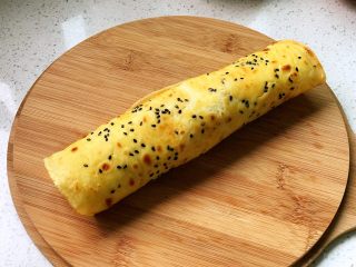 19、快手营养早餐09,把饼卷起来，芝麻那一面露出来了，好看！