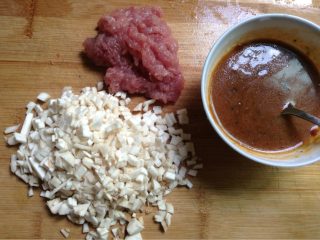 1、炸酱面,如图准备材料，瘦肉剁成肉末，杏鲍菇切小丁，黄豆酱和甜面酱加水搅拌好