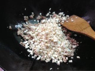 3、炸酱面,如图再放入杏鲍菇翻炒至软加盐