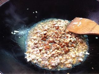 4、炸酱面,如图再倒入拌面酱料煮开拌均匀盛出