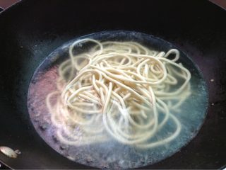 5、炸酱面,如图放水煮开，下面条煮熟