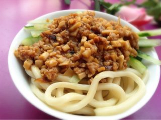 6、炸酱面,如图捞出放入黄瓜丝再放入酱料即可