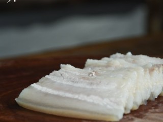 5、蒜泥白肉卷,煮好的五花肉切成薄片。