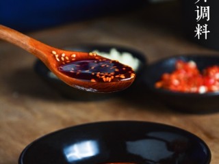 7、蒜泥白肉卷,将适量三生川夫妻肺片、生抽、蒜泥、葱花、小米椒、香油、花椒粉、白糖和香醋拌匀，调成凉拌汁。