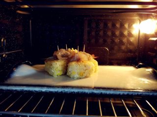 13、奶酪蝴蝶虾饭团,如烤箱中上层，上下火180度烤10-15分钟，具体时间要根据虾的大小和实际炉温酌情增减。也可以把虾单独烤熟，取出放在饭团上