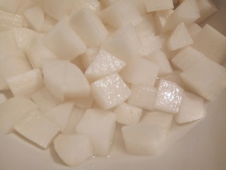 4、香辣萝卜丁,腌制1小时，好多萝卜水，萝卜水不要，