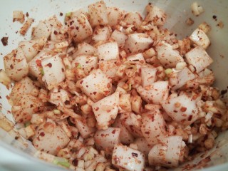 12、香辣萝卜丁,用筷子搅拌均匀，