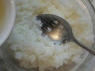 1、三文鱼寿司,米饭加入寿司醋拌匀