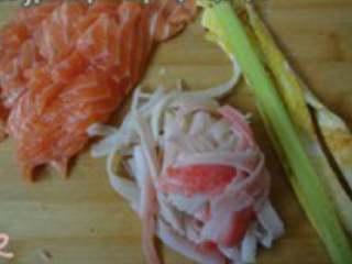 2、三文鱼寿司,三文鱼剖成薄片，将熟蟹肉、黄瓜、摊鸡蛋皮切好备用