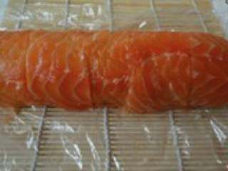 5、三文鱼寿司,将三文鱼片平铺在饭卷上