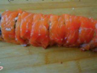 6、三文鱼寿司,沾点水之后将饭卷切段即可