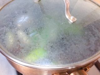 5、香死个仁儿的★葱油饼「佳儿秘方」,因为很蹦油。我们盖上锅盖比较好。大火就好,里面噼里啪啦的声音特别带劲。大概2-3分钟,就可以了。自己把握时间和火候,别糊了就好。