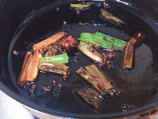 7、香死个仁儿的★葱油饼「佳儿秘方」,然后,锅里的葱油就好了!看,就是大概这样的颜色呢。闻起来特别的香!这就对了!