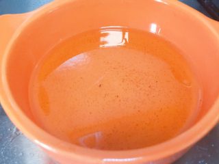 8、香死个仁儿的★葱油饼「佳儿秘方」,然后我们把其他的食材都过滤出去,只留葱油,备用。