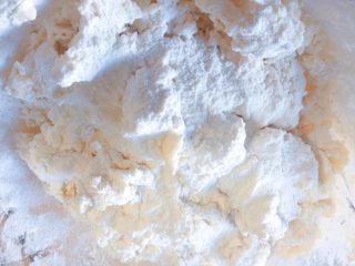 10、香死个仁儿的★葱油饼「佳儿秘方」,然后如果感觉面团有点黏的话。可以适当的洒一些干面粉。等面不烫手的时候,用手把他们揉在一起,成一个面团。