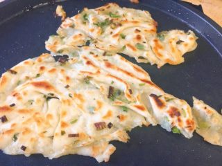 21、香死个仁儿的★葱油饼「佳儿秘方」,勤翻面,当俩面都成金黄色,就ok了!!