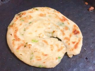 24、香死个仁儿的★葱油饼「佳儿秘方」,同样方法,用电饼铛煎至俩面金黄。