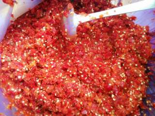 2、自制辣椒酱,拿到市场上专门的机器把辣椒磨成辣椒酱。