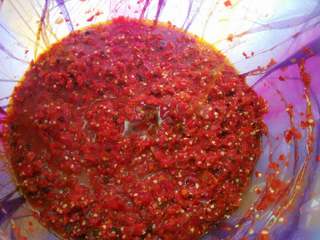 4、自制辣椒酱,倒入菜籽油，搅拌均匀。