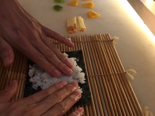 2、迷你水果寿司????,寿司饭铺平